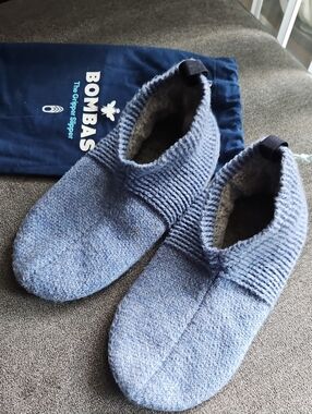 Bombas Knit Gripper Slippers Blue with Travel Bag Size M